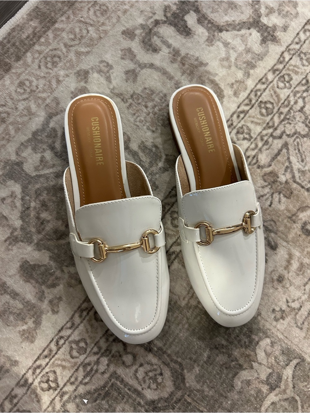 NWOT Cushionaire White Patent Leather Slip-On Loafer Mules With Gold Details